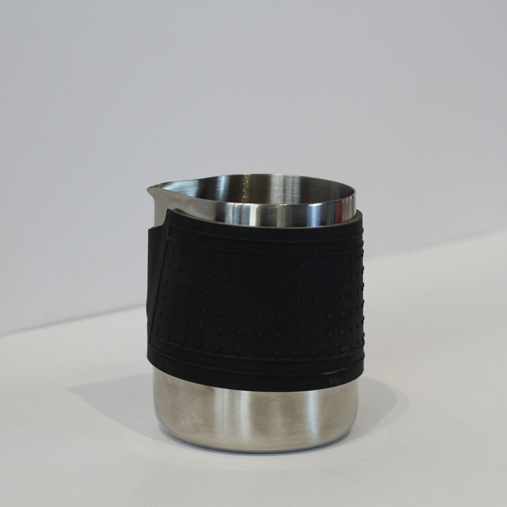 wholehand grip pitcher