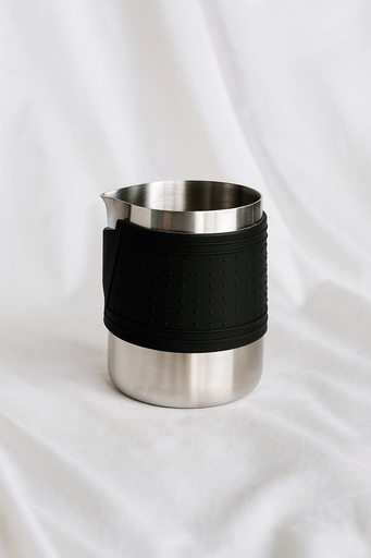 wholehand grip pitcher